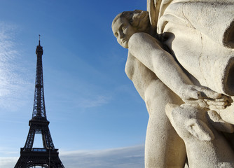 Fototapeta na wymiar Statua Trocadero i Wieży Eiffla