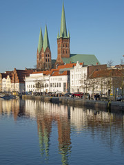 Fototapeta premium Marienkirche und Petrikirche in Lübeck, Deutschland