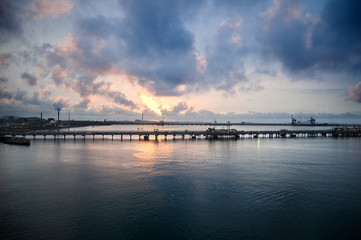 Obraz premium Sunset over the bridge