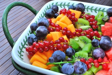 Vassoio di frutta mista a pezzi