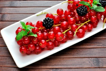 Vassoio di ribes e more