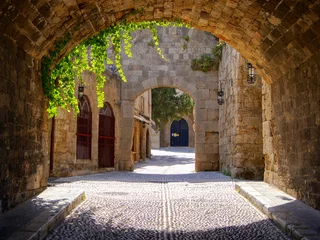 Fototapete Toscane Mittelalterliche gewölbte Straße in der Altstadt von Rhodos, Griechenland