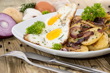 Plate with fried Potatoes and Egg