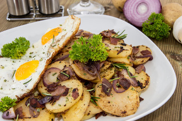 Fried Egg on a heap of roasted Potatoes