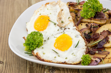 Fried Egg on a heap of roasted Potatoes