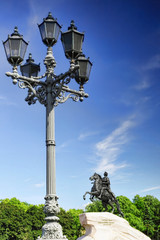 Fototapeta na wymiar Piotr I Pomnik przeciw błękitne niebo. Saint-Petersburg, Rosja
