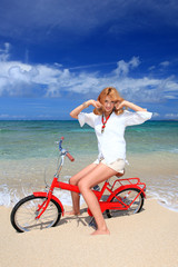 Fototapeta na wymiar 赤い自転車と笑顔の女性