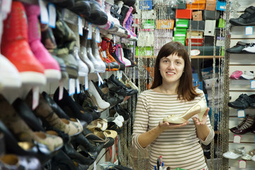 woman chooses shoes