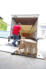 transport logistique - déchargement de camion - obrazy, fototapety, plakaty