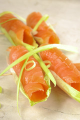 roladki  z łososia i cykorii