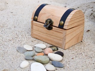 Schatzkiste am Strand, Boltenhagen, Mecklenburg-Vorpommern, Ostsee, Deutschland, Europa