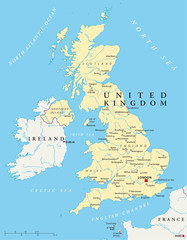 Naklejka premium Mapa polityczna Wielkiej Brytanii ze stolicą w Londynie, granicami państwowymi, najważniejszymi miastami, rzekami i jeziorami. Kraj w Europie. Ilustracja z angielską etykietą na białym tle. Wektor.