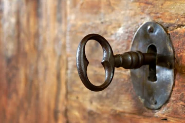 Vlies Fototapete Alte Türen Nahaufnahme eines alten Schlüssellochs mit Schlüssel