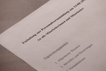 Einladung zur Personalversammlung auf Schreibtisch