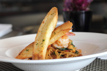 Spaghetti shrimp with calicbread
