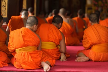 thai monks praying