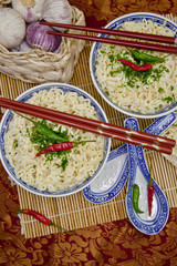 Asiatische Nudelsuppe mit Chilis
