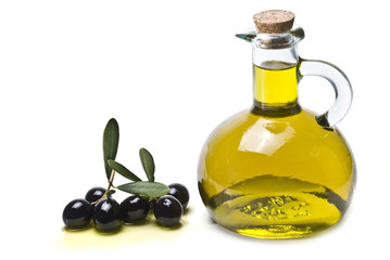 Aceitera clásica con aceite de oliva y aceitunas negras.