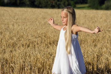 Fototapeta na wymiar Mädchen bei Yogaübung im Getreide