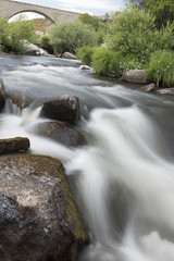 Arroyo entre las piedras con suaves cascadas.