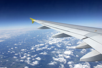 Tragfläche eines Flugzeugs während Flug