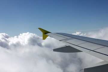 Fototapeta premium Tragfläche eines Flugzeugs während Flug