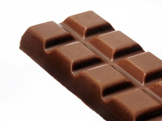 Barra de chocolate en fondo blanco.chocolate negro.