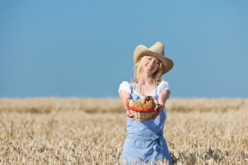 frau im Kornfeld