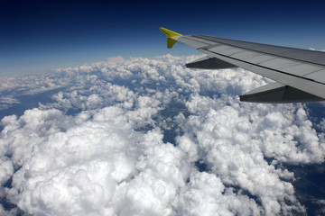 Tragfläche eines Flugzeugs während Flug