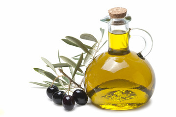 Rama de olivo con aceitunas negras y aceite de oliva.