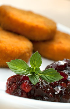 Gebackener Camenbert mit Preisselbeeren