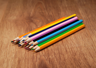 Obraz premium Assortment of colored pencils on wooden table