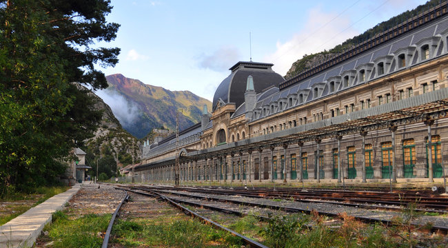 Canfranc, estaci&oacute;n de trenes, frontera Espa&ntilde;a y Francia