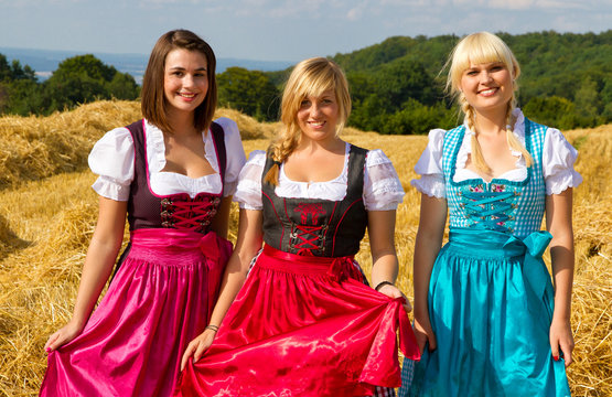 Drei fesche Madl im Dirndl