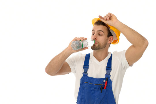 Handwerker ist ersch&ouml;pft und trinkt Wasser