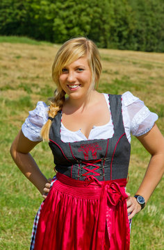 Junge Frau im Dirndl