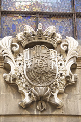 Historisches Wappen an der Nationalbibliothek in Barcelona