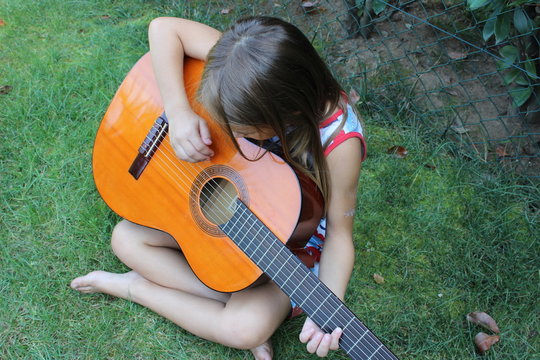 bambina con chitarra