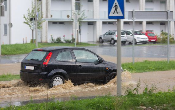 &Uuml;berschwemmte Stra&szlig;e