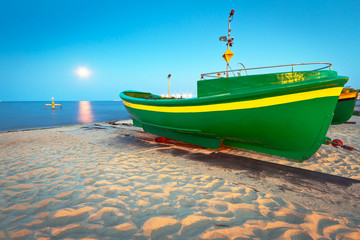 Naklejki  Zielona łódź rybacka na plaży Morza Bałtyckiego, Polska