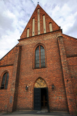 Fototapeta na wymiar Fasada gotyckiego kościoła w Poznaniu
