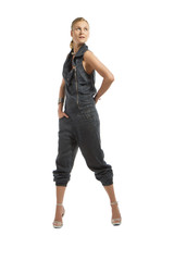 h&uuml;bsche Frau mit Overall freigestellt