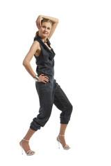 hübsche Frau mit Overall freigestellt