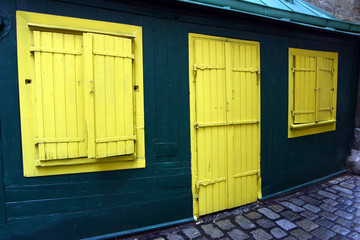 Obraz na płótnie Canvas gelbe Tür und gelbe Läden