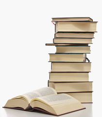 pila de libros sobre fondo blanco