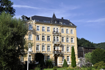 Fototapeta na wymiar Südländisches Mehrfamilienhaus
