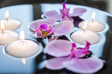 Fototapeta na wymiar Pływająca świeca i kwiat orchidei