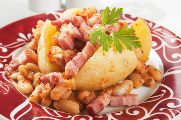 Jacket potato with white beans and bacon