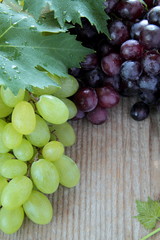 grappoli di uva su tavolo in legno