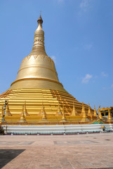Fototapeta na wymiar Buddyjskie świątynie pagoda z błękitnego nieba, Myanmar
